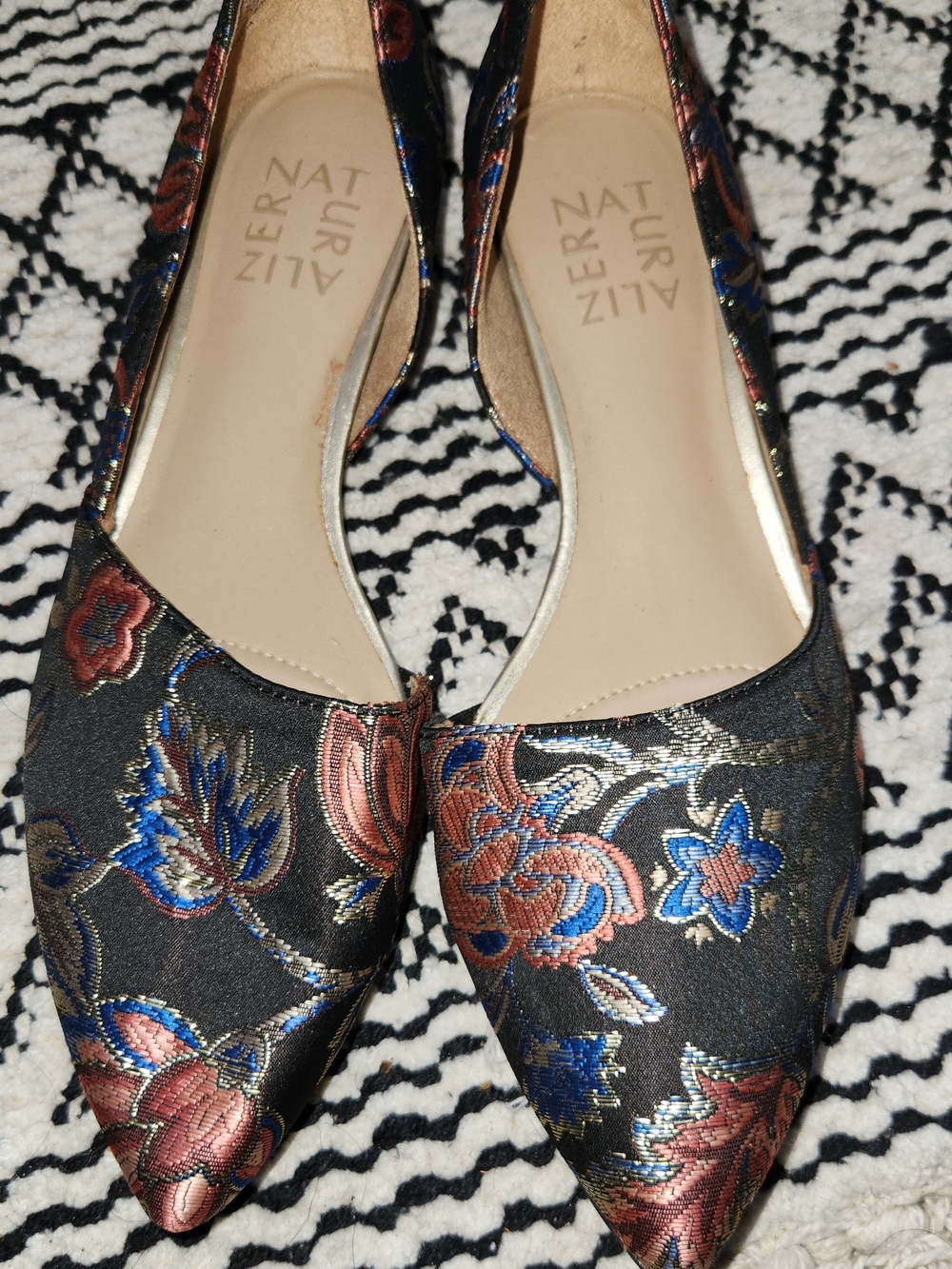 Naturalizer Women's Black Floral Pointed Toe Flats